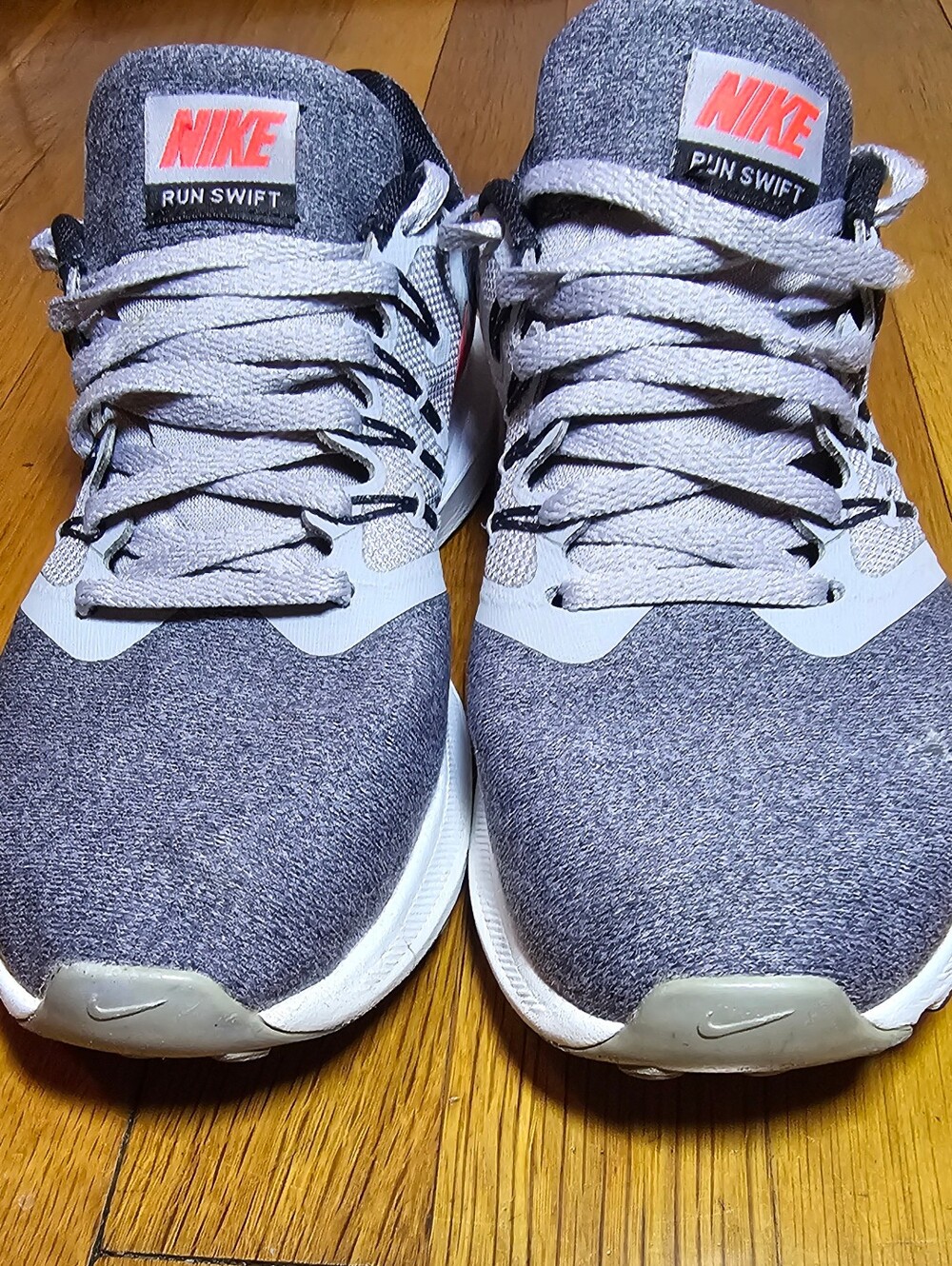 Nike Run Swift Low Gray W Pink Swoosh Running Sneakers Women's Size 7.5
